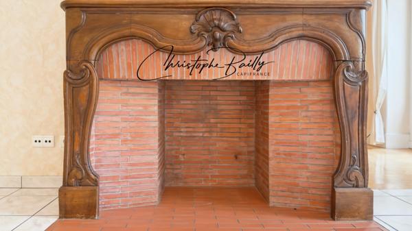 TOULOUSE Hypercentre : appartement haussmannien familial à vendre de quatre pièces, trois chambres, aux volumes remarquables, balcon filant, cave, ascenseur.