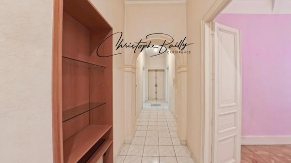 TOULOUSE Hypercentre : appartement haussmannien familial à vendre de quatre pièces, trois chambres, aux volumes remarquables, balcon filant, cave, ascenseur.