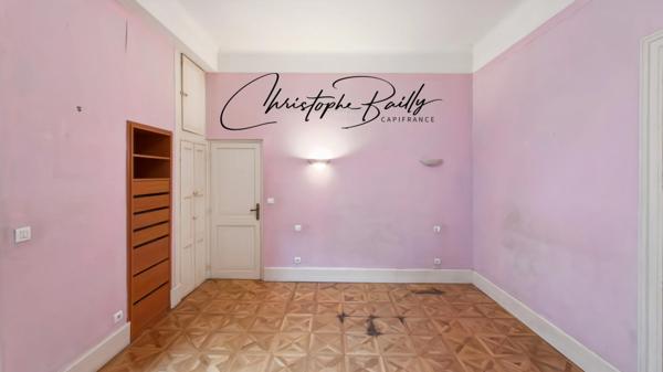 TOULOUSE Hypercentre : appartement haussmannien familial à vendre de quatre pièces, trois chambres, aux volumes remarquables, balcon filant, cave, ascenseur.