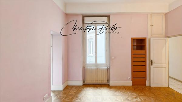 TOULOUSE Hypercentre : appartement haussmannien familial à vendre de quatre pièces, trois chambres, aux volumes remarquables, balcon filant, cave, ascenseur.