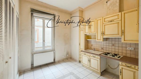 TOULOUSE Hypercentre : appartement haussmannien familial à vendre de quatre pièces, trois chambres, aux volumes remarquables, balcon filant, cave, ascenseur.