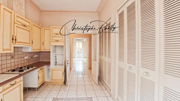 TOULOUSE Hypercentre : appartement haussmannien familial à vendre de quatre pièces, trois chambres, aux volumes remarquables, balcon filant, cave, ascenseur.