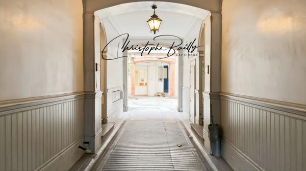 TOULOUSE Hypercentre : appartement haussmannien familial à vendre de quatre pièces, trois chambres, aux volumes remarquables, balcon filant, cave, ascenseur.