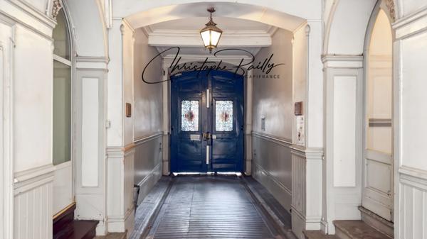 TOULOUSE Hypercentre : appartement haussmannien familial à vendre de quatre pièces, trois chambres, aux volumes remarquables, balcon filant, cave, ascenseur.