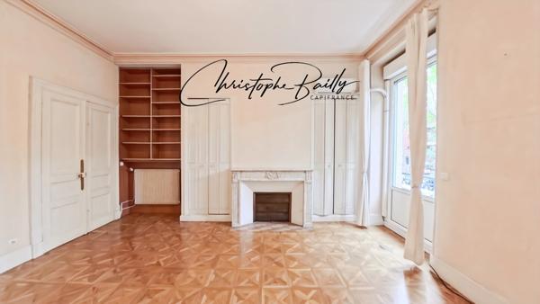 TOULOUSE Hypercentre : appartement haussmannien familial à vendre de quatre pièces, trois chambres, aux volumes remarquables, balcon filant, cave, ascenseur.