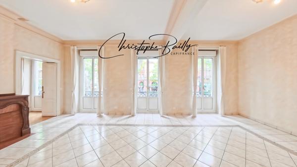 TOULOUSE Hypercentre : appartement haussmannien familial à vendre de quatre pièces, trois chambres, aux volumes remarquables, balcon filant, cave, ascenseur.