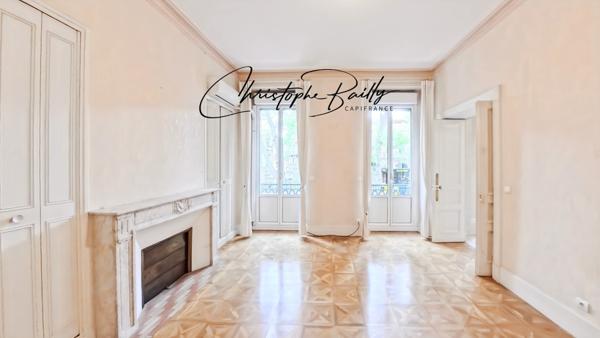 TOULOUSE Hypercentre : appartement haussmannien familial à vendre de quatre pièces, trois chambres, aux volumes remarquables, balcon filant, cave, ascenseur.