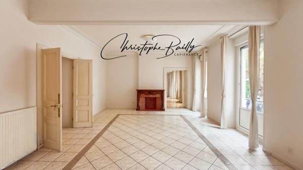 TOULOUSE Hypercentre : appartement haussmannien familial à vendre de quatre pièces, trois chambres, aux volumes remarquables, balcon filant, cave, ascenseur.