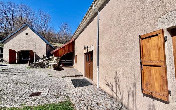 Maison à vendre    6 pièces • 185 m2 Saint-Étienne-en-Dévoluy