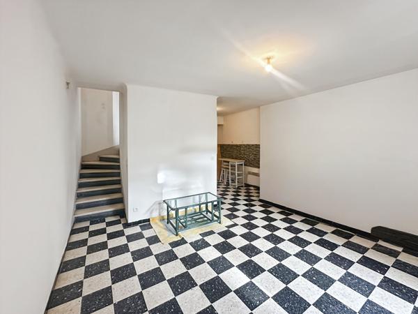 CABANNES - Mas mitoyen divisé en deux logements avec grand terrain