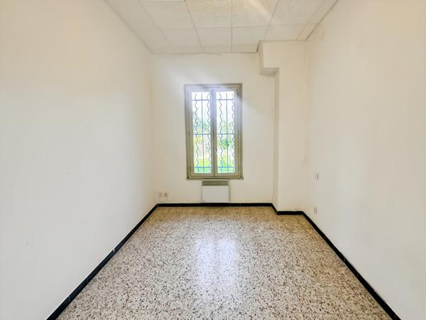 CABANNES - Mas mitoyen divisé en deux logements avec grand terrain