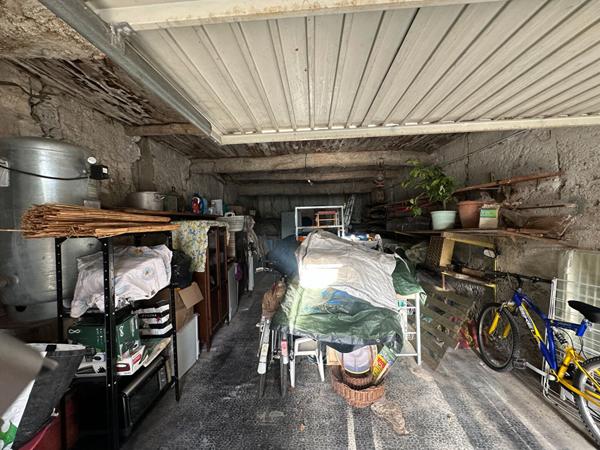 CABANNES - Mas mitoyen divisé en deux logements avec grand terrain