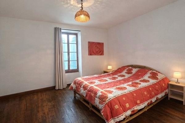 CABANNES - Mas mitoyen divisé en deux logements avec grand terrain