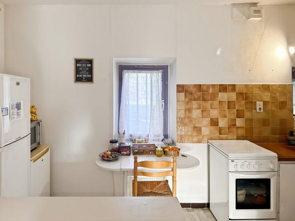 CABANNES - Mas mitoyen divisé en deux logements avec grand terrain