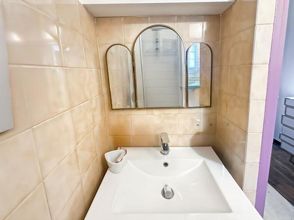 CABANNES - Mas mitoyen divisé en deux logements avec grand terrain