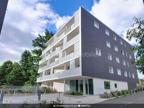 VOIRON – Appartement 86,84 m² – Terrasse 38 m² – Garage avec électricité et cave

À découvrir sans tarder !
Dans une résidence moderne construite en 2022, découvrez ce bel appartement de 86,84 m², situé au 1er étage sur 4 avec ascenseur, à seulement 5 minutes à pied du centre-ville de Voiron.
Le charme et les prestations du neuf, sans les contraintes d'un achat sur plan : vous profitez d'un appartement récent, déjà livré, aménagé et immédiatement habitable.

🏡 L'appartement se compose de :
Une entrée avec placard intégré
Une pièce de vie de 31 m²
Une cuisine équipée
Une grande terrasse de 38 m² avec vue sur les montagnes
De 3 chambres avec parquet : 
Une suite parentale de 12 m² avec placard et salle d'eau privative avec douche et lavabo
Une chambre de 11,50 m² avec placard
Une chambre de 10 m² avec placard
Une salle de bains avec baignoire et double vasque
Un cellier/buanderie
Carrelage dans les autres pièces

⭐ Prestations de qualité :
Résidence récente de 2022
DPE B
Chaudière gaz individuelle
Menuiseries double vitrage
Volets roulants électriques
Fibre optique
Garage fermé avec électricité, un véritable plus pour le stationnement, le rangement ou le bricolage
Cave
Local à vélos sécurisé
Ascenseur
Résidence sécurisée
Parc privatif appartenant à la copropriété et entretenu par la Ville de Voiron
📍 Un emplacement privilégié

Vous profitez d'un environnement résidentiel agréable tout en étant à seulement 5 minutes à pied du centre-ville, de ses commerces et de ses commodités.

Charges de copropriété : environ 93 €/mois
Taxe foncière : environ 2 000 €

Un appartement récent, fonctionnel et parfaitement équipé, offrant de beaux volumes et des prestations recherchées : grande terrasse, suite parentale, nombreux rangements, garage électrifié, cave et parc privatif.

👉 Une belle opportunité à découvrir rapidement !