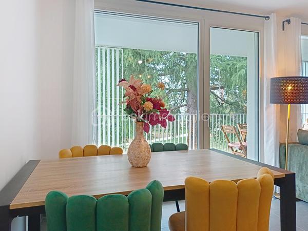 VOIRON – Appartement 86,84 m² – Terrasse 38 m² – Garage avec électricité et cave

À découvrir sans tarder !
Dans une résidence moderne construite en 2022, découvrez ce bel appartement de 86,84 m², situé au 1er étage sur 4 avec ascenseur, à seulement 5 minutes à pied du centre-ville de Voiron.
Le charme et les prestations du neuf, sans les contraintes d'un achat sur plan : vous profitez d'un appartement récent, déjà livré, aménagé et immédiatement habitable.

🏡 L'appartement se compose de :
Une entrée avec placard intégré
Une pièce de vie de 31 m²
Une cuisine équipée
Une grande terrasse de 38 m² avec vue sur les montagnes
De 3 chambres avec parquet : 
Une suite parentale de 12 m² avec placard et salle d'eau privative avec douche et lavabo
Une chambre de 11,50 m² avec placard
Une chambre de 10 m² avec placard
Une salle de bains avec baignoire et double vasque
Un cellier/buanderie
Carrelage dans les autres pièces

⭐ Prestations de qualité :
Résidence récente de 2022
DPE B
Chaudière gaz individuelle
Menuiseries double vitrage
Volets roulants électriques
Fibre optique
Garage fermé avec électricité, un véritable plus pour le stationnement, le rangement ou le bricolage
Cave
Local à vélos sécurisé
Ascenseur
Résidence sécurisée
Parc privatif appartenant à la copropriété et entretenu par la Ville de Voiron
📍 Un emplacement privilégié

Vous profitez d'un environnement résidentiel agréable tout en étant à seulement 5 minutes à pied du centre-ville, de ses commerces et de ses commodités.

Charges de copropriété : environ 93 €/mois
Taxe foncière : environ 2 000 €

Un appartement récent, fonctionnel et parfaitement équipé, offrant de beaux volumes et des prestations recherchées : grande terrasse, suite parentale, nombreux rangements, garage électrifié, cave et parc privatif.

👉 Une belle opportunité à découvrir rapidement !