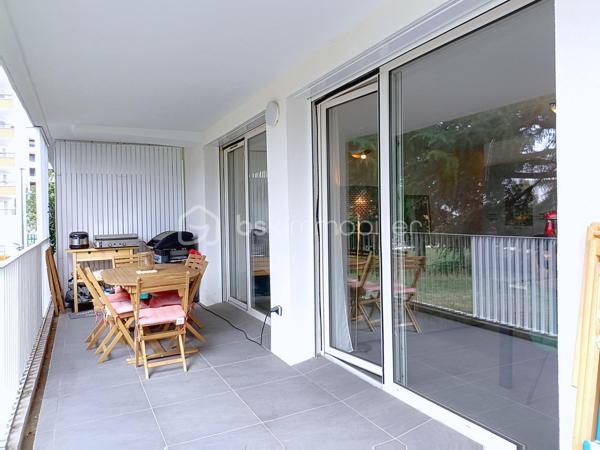 VOIRON – Appartement 86,84 m² – Terrasse 38 m² – Garage avec électricité et cave

À découvrir sans tarder !
Dans une résidence moderne construite en 2022, découvrez ce bel appartement de 86,84 m², situé au 1er étage sur 4 avec ascenseur, à seulement 5 minutes à pied du centre-ville de Voiron.
Le charme et les prestations du neuf, sans les contraintes d'un achat sur plan : vous profitez d'un appartement récent, déjà livré, aménagé et immédiatement habitable.

🏡 L'appartement se compose de :
Une entrée avec placard intégré
Une pièce de vie de 31 m²
Une cuisine équipée
Une grande terrasse de 38 m² avec vue sur les montagnes
De 3 chambres avec parquet : 
Une suite parentale de 12 m² avec placard et salle d'eau privative avec douche et lavabo
Une chambre de 11,50 m² avec placard
Une chambre de 10 m² avec placard
Une salle de bains avec baignoire et double vasque
Un cellier/buanderie
Carrelage dans les autres pièces

⭐ Prestations de qualité :
Résidence récente de 2022
DPE B
Chaudière gaz individuelle
Menuiseries double vitrage
Volets roulants électriques
Fibre optique
Garage fermé avec électricité, un véritable plus pour le stationnement, le rangement ou le bricolage
Cave
Local à vélos sécurisé
Ascenseur
Résidence sécurisée
Parc privatif appartenant à la copropriété et entretenu par la Ville de Voiron
📍 Un emplacement privilégié

Vous profitez d'un environnement résidentiel agréable tout en étant à seulement 5 minutes à pied du centre-ville, de ses commerces et de ses commodités.

Charges de copropriété : environ 93 €/mois
Taxe foncière : environ 2 000 €

Un appartement récent, fonctionnel et parfaitement équipé, offrant de beaux volumes et des prestations recherchées : grande terrasse, suite parentale, nombreux rangements, garage électrifié, cave et parc privatif.

👉 Une belle opportunité à découvrir rapidement !