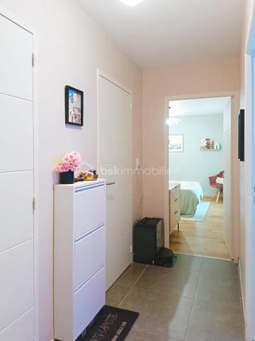 VOIRON – Appartement 86,84 m² – Terrasse 38 m² – Garage avec électricité et cave

À découvrir sans tarder !
Dans une résidence moderne construite en 2022, découvrez ce bel appartement de 86,84 m², situé au 1er étage sur 4 avec ascenseur, à seulement 5 minutes à pied du centre-ville de Voiron.
Le charme et les prestations du neuf, sans les contraintes d'un achat sur plan : vous profitez d'un appartement récent, déjà livré, aménagé et immédiatement habitable.

🏡 L'appartement se compose de :
Une entrée avec placard intégré
Une pièce de vie de 31 m²
Une cuisine équipée
Une grande terrasse de 38 m² avec vue sur les montagnes
De 3 chambres avec parquet : 
Une suite parentale de 12 m² avec placard et salle d'eau privative avec douche et lavabo
Une chambre de 11,50 m² avec placard
Une chambre de 10 m² avec placard
Une salle de bains avec baignoire et double vasque
Un cellier/buanderie
Carrelage dans les autres pièces

⭐ Prestations de qualité :
Résidence récente de 2022
DPE B
Chaudière gaz individuelle
Menuiseries double vitrage
Volets roulants électriques
Fibre optique
Garage fermé avec électricité, un véritable plus pour le stationnement, le rangement ou le bricolage
Cave
Local à vélos sécurisé
Ascenseur
Résidence sécurisée
Parc privatif appartenant à la copropriété et entretenu par la Ville de Voiron
📍 Un emplacement privilégié

Vous profitez d'un environnement résidentiel agréable tout en étant à seulement 5 minutes à pied du centre-ville, de ses commerces et de ses commodités.

Charges de copropriété : environ 93 €/mois
Taxe foncière : environ 2 000 €

Un appartement récent, fonctionnel et parfaitement équipé, offrant de beaux volumes et des prestations recherchées : grande terrasse, suite parentale, nombreux rangements, garage électrifié, cave et parc privatif.

👉 Une belle opportunité à découvrir rapidement !