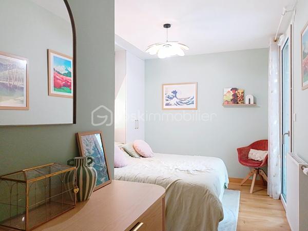 VOIRON – Appartement 86,84 m² – Terrasse 38 m² – Garage avec électricité et cave

À découvrir sans tarder !
Dans une résidence moderne construite en 2022, découvrez ce bel appartement de 86,84 m², situé au 1er étage sur 4 avec ascenseur, à seulement 5 minutes à pied du centre-ville de Voiron.
Le charme et les prestations du neuf, sans les contraintes d'un achat sur plan : vous profitez d'un appartement récent, déjà livré, aménagé et immédiatement habitable.

🏡 L'appartement se compose de :
Une entrée avec placard intégré
Une pièce de vie de 31 m²
Une cuisine équipée
Une grande terrasse de 38 m² avec vue sur les montagnes
De 3 chambres avec parquet : 
Une suite parentale de 12 m² avec placard et salle d'eau privative avec douche et lavabo
Une chambre de 11,50 m² avec placard
Une chambre de 10 m² avec placard
Une salle de bains avec baignoire et double vasque
Un cellier/buanderie
Carrelage dans les autres pièces

⭐ Prestations de qualité :
Résidence récente de 2022
DPE B
Chaudière gaz individuelle
Menuiseries double vitrage
Volets roulants électriques
Fibre optique
Garage fermé avec électricité, un véritable plus pour le stationnement, le rangement ou le bricolage
Cave
Local à vélos sécurisé
Ascenseur
Résidence sécurisée
Parc privatif appartenant à la copropriété et entretenu par la Ville de Voiron
📍 Un emplacement privilégié

Vous profitez d'un environnement résidentiel agréable tout en étant à seulement 5 minutes à pied du centre-ville, de ses commerces et de ses commodités.

Charges de copropriété : environ 93 €/mois
Taxe foncière : environ 2 000 €

Un appartement récent, fonctionnel et parfaitement équipé, offrant de beaux volumes et des prestations recherchées : grande terrasse, suite parentale, nombreux rangements, garage électrifié, cave et parc privatif.

👉 Une belle opportunité à découvrir rapidement !