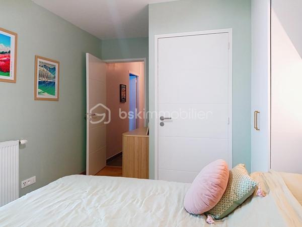 VOIRON – Appartement 86,84 m² – Terrasse 38 m² – Garage avec électricité et cave

À découvrir sans tarder !
Dans une résidence moderne construite en 2022, découvrez ce bel appartement de 86,84 m², situé au 1er étage sur 4 avec ascenseur, à seulement 5 minutes à pied du centre-ville de Voiron.
Le charme et les prestations du neuf, sans les contraintes d'un achat sur plan : vous profitez d'un appartement récent, déjà livré, aménagé et immédiatement habitable.

🏡 L'appartement se compose de :
Une entrée avec placard intégré
Une pièce de vie de 31 m²
Une cuisine équipée
Une grande terrasse de 38 m² avec vue sur les montagnes
De 3 chambres avec parquet : 
Une suite parentale de 12 m² avec placard et salle d'eau privative avec douche et lavabo
Une chambre de 11,50 m² avec placard
Une chambre de 10 m² avec placard
Une salle de bains avec baignoire et double vasque
Un cellier/buanderie
Carrelage dans les autres pièces

⭐ Prestations de qualité :
Résidence récente de 2022
DPE B
Chaudière gaz individuelle
Menuiseries double vitrage
Volets roulants électriques
Fibre optique
Garage fermé avec électricité, un véritable plus pour le stationnement, le rangement ou le bricolage
Cave
Local à vélos sécurisé
Ascenseur
Résidence sécurisée
Parc privatif appartenant à la copropriété et entretenu par la Ville de Voiron
📍 Un emplacement privilégié

Vous profitez d'un environnement résidentiel agréable tout en étant à seulement 5 minutes à pied du centre-ville, de ses commerces et de ses commodités.

Charges de copropriété : environ 93 €/mois
Taxe foncière : environ 2 000 €

Un appartement récent, fonctionnel et parfaitement équipé, offrant de beaux volumes et des prestations recherchées : grande terrasse, suite parentale, nombreux rangements, garage électrifié, cave et parc privatif.

👉 Une belle opportunité à découvrir rapidement !