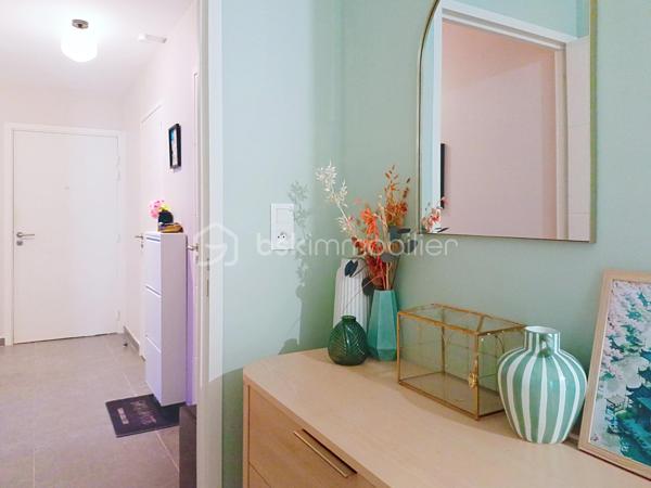 VOIRON – Appartement 86,84 m² – Terrasse 38 m² – Garage avec électricité et cave

À découvrir sans tarder !
Dans une résidence moderne construite en 2022, découvrez ce bel appartement de 86,84 m², situé au 1er étage sur 4 avec ascenseur, à seulement 5 minutes à pied du centre-ville de Voiron.
Le charme et les prestations du neuf, sans les contraintes d'un achat sur plan : vous profitez d'un appartement récent, déjà livré, aménagé et immédiatement habitable.

🏡 L'appartement se compose de :
Une entrée avec placard intégré
Une pièce de vie de 31 m²
Une cuisine équipée
Une grande terrasse de 38 m² avec vue sur les montagnes
De 3 chambres avec parquet : 
Une suite parentale de 12 m² avec placard et salle d'eau privative avec douche et lavabo
Une chambre de 11,50 m² avec placard
Une chambre de 10 m² avec placard
Une salle de bains avec baignoire et double vasque
Un cellier/buanderie
Carrelage dans les autres pièces

⭐ Prestations de qualité :
Résidence récente de 2022
DPE B
Chaudière gaz individuelle
Menuiseries double vitrage
Volets roulants électriques
Fibre optique
Garage fermé avec électricité, un véritable plus pour le stationnement, le rangement ou le bricolage
Cave
Local à vélos sécurisé
Ascenseur
Résidence sécurisée
Parc privatif appartenant à la copropriété et entretenu par la Ville de Voiron
📍 Un emplacement privilégié

Vous profitez d'un environnement résidentiel agréable tout en étant à seulement 5 minutes à pied du centre-ville, de ses commerces et de ses commodités.

Charges de copropriété : environ 93 €/mois
Taxe foncière : environ 2 000 €

Un appartement récent, fonctionnel et parfaitement équipé, offrant de beaux volumes et des prestations recherchées : grande terrasse, suite parentale, nombreux rangements, garage électrifié, cave et parc privatif.

👉 Une belle opportunité à découvrir rapidement !
