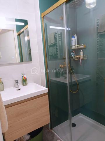 VOIRON – Appartement 86,84 m² – Terrasse 38 m² – Garage avec électricité et cave

À découvrir sans tarder !
Dans une résidence moderne construite en 2022, découvrez ce bel appartement de 86,84 m², situé au 1er étage sur 4 avec ascenseur, à seulement 5 minutes à pied du centre-ville de Voiron.
Le charme et les prestations du neuf, sans les contraintes d'un achat sur plan : vous profitez d'un appartement récent, déjà livré, aménagé et immédiatement habitable.

🏡 L'appartement se compose de :
Une entrée avec placard intégré
Une pièce de vie de 31 m²
Une cuisine équipée
Une grande terrasse de 38 m² avec vue sur les montagnes
De 3 chambres avec parquet : 
Une suite parentale de 12 m² avec placard et salle d'eau privative avec douche et lavabo
Une chambre de 11,50 m² avec placard
Une chambre de 10 m² avec placard
Une salle de bains avec baignoire et double vasque
Un cellier/buanderie
Carrelage dans les autres pièces

⭐ Prestations de qualité :
Résidence récente de 2022
DPE B
Chaudière gaz individuelle
Menuiseries double vitrage
Volets roulants électriques
Fibre optique
Garage fermé avec électricité, un véritable plus pour le stationnement, le rangement ou le bricolage
Cave
Local à vélos sécurisé
Ascenseur
Résidence sécurisée
Parc privatif appartenant à la copropriété et entretenu par la Ville de Voiron
📍 Un emplacement privilégié

Vous profitez d'un environnement résidentiel agréable tout en étant à seulement 5 minutes à pied du centre-ville, de ses commerces et de ses commodités.

Charges de copropriété : environ 93 €/mois
Taxe foncière : environ 2 000 €

Un appartement récent, fonctionnel et parfaitement équipé, offrant de beaux volumes et des prestations recherchées : grande terrasse, suite parentale, nombreux rangements, garage électrifié, cave et parc privatif.

👉 Une belle opportunité à découvrir rapidement !