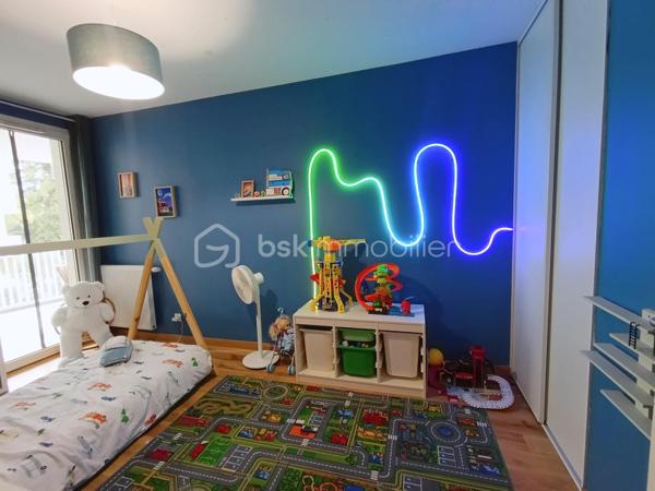 VOIRON – Appartement 86,84 m² – Terrasse 38 m² – Garage avec électricité et cave

À découvrir sans tarder !
Dans une résidence moderne construite en 2022, découvrez ce bel appartement de 86,84 m², situé au 1er étage sur 4 avec ascenseur, à seulement 5 minutes à pied du centre-ville de Voiron.
Le charme et les prestations du neuf, sans les contraintes d'un achat sur plan : vous profitez d'un appartement récent, déjà livré, aménagé et immédiatement habitable.

🏡 L'appartement se compose de :
Une entrée avec placard intégré
Une pièce de vie de 31 m²
Une cuisine équipée
Une grande terrasse de 38 m² avec vue sur les montagnes
De 3 chambres avec parquet : 
Une suite parentale de 12 m² avec placard et salle d'eau privative avec douche et lavabo
Une chambre de 11,50 m² avec placard
Une chambre de 10 m² avec placard
Une salle de bains avec baignoire et double vasque
Un cellier/buanderie
Carrelage dans les autres pièces

⭐ Prestations de qualité :
Résidence récente de 2022
DPE B
Chaudière gaz individuelle
Menuiseries double vitrage
Volets roulants électriques
Fibre optique
Garage fermé avec électricité, un véritable plus pour le stationnement, le rangement ou le bricolage
Cave
Local à vélos sécurisé
Ascenseur
Résidence sécurisée
Parc privatif appartenant à la copropriété et entretenu par la Ville de Voiron
📍 Un emplacement privilégié

Vous profitez d'un environnement résidentiel agréable tout en étant à seulement 5 minutes à pied du centre-ville, de ses commerces et de ses commodités.

Charges de copropriété : environ 93 €/mois
Taxe foncière : environ 2 000 €

Un appartement récent, fonctionnel et parfaitement équipé, offrant de beaux volumes et des prestations recherchées : grande terrasse, suite parentale, nombreux rangements, garage électrifié, cave et parc privatif.

👉 Une belle opportunité à découvrir rapidement !