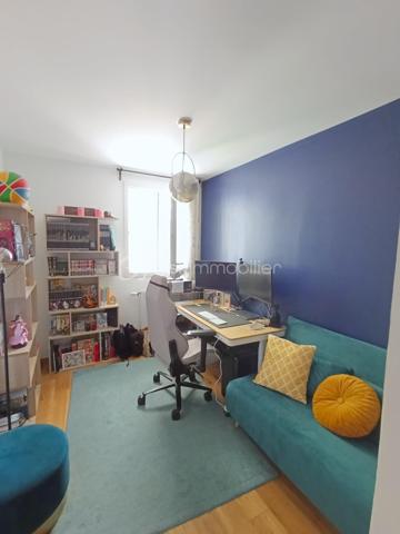 VOIRON – Appartement 86,84 m² – Terrasse 38 m² – Garage avec électricité et cave

À découvrir sans tarder !
Dans une résidence moderne construite en 2022, découvrez ce bel appartement de 86,84 m², situé au 1er étage sur 4 avec ascenseur, à seulement 5 minutes à pied du centre-ville de Voiron.
Le charme et les prestations du neuf, sans les contraintes d'un achat sur plan : vous profitez d'un appartement récent, déjà livré, aménagé et immédiatement habitable.

🏡 L'appartement se compose de :
Une entrée avec placard intégré
Une pièce de vie de 31 m²
Une cuisine équipée
Une grande terrasse de 38 m² avec vue sur les montagnes
De 3 chambres avec parquet : 
Une suite parentale de 12 m² avec placard et salle d'eau privative avec douche et lavabo
Une chambre de 11,50 m² avec placard
Une chambre de 10 m² avec placard
Une salle de bains avec baignoire et double vasque
Un cellier/buanderie
Carrelage dans les autres pièces

⭐ Prestations de qualité :
Résidence récente de 2022
DPE B
Chaudière gaz individuelle
Menuiseries double vitrage
Volets roulants électriques
Fibre optique
Garage fermé avec électricité, un véritable plus pour le stationnement, le rangement ou le bricolage
Cave
Local à vélos sécurisé
Ascenseur
Résidence sécurisée
Parc privatif appartenant à la copropriété et entretenu par la Ville de Voiron
📍 Un emplacement privilégié

Vous profitez d'un environnement résidentiel agréable tout en étant à seulement 5 minutes à pied du centre-ville, de ses commerces et de ses commodités.

Charges de copropriété : environ 93 €/mois
Taxe foncière : environ 2 000 €

Un appartement récent, fonctionnel et parfaitement équipé, offrant de beaux volumes et des prestations recherchées : grande terrasse, suite parentale, nombreux rangements, garage électrifié, cave et parc privatif.

👉 Une belle opportunité à découvrir rapidement !