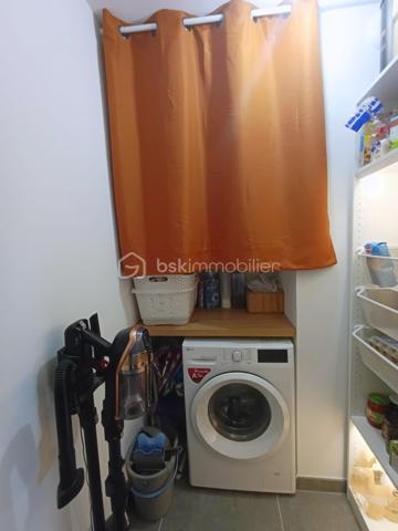 VOIRON – Appartement 86,84 m² – Terrasse 38 m² – Garage avec électricité et cave

À découvrir sans tarder !
Dans une résidence moderne construite en 2022, découvrez ce bel appartement de 86,84 m², situé au 1er étage sur 4 avec ascenseur, à seulement 5 minutes à pied du centre-ville de Voiron.
Le charme et les prestations du neuf, sans les contraintes d'un achat sur plan : vous profitez d'un appartement récent, déjà livré, aménagé et immédiatement habitable.

🏡 L'appartement se compose de :
Une entrée avec placard intégré
Une pièce de vie de 31 m²
Une cuisine équipée
Une grande terrasse de 38 m² avec vue sur les montagnes
De 3 chambres avec parquet : 
Une suite parentale de 12 m² avec placard et salle d'eau privative avec douche et lavabo
Une chambre de 11,50 m² avec placard
Une chambre de 10 m² avec placard
Une salle de bains avec baignoire et double vasque
Un cellier/buanderie
Carrelage dans les autres pièces

⭐ Prestations de qualité :
Résidence récente de 2022
DPE B
Chaudière gaz individuelle
Menuiseries double vitrage
Volets roulants électriques
Fibre optique
Garage fermé avec électricité, un véritable plus pour le stationnement, le rangement ou le bricolage
Cave
Local à vélos sécurisé
Ascenseur
Résidence sécurisée
Parc privatif appartenant à la copropriété et entretenu par la Ville de Voiron
📍 Un emplacement privilégié

Vous profitez d'un environnement résidentiel agréable tout en étant à seulement 5 minutes à pied du centre-ville, de ses commerces et de ses commodités.

Charges de copropriété : environ 93 €/mois
Taxe foncière : environ 2 000 €

Un appartement récent, fonctionnel et parfaitement équipé, offrant de beaux volumes et des prestations recherchées : grande terrasse, suite parentale, nombreux rangements, garage électrifié, cave et parc privatif.

👉 Une belle opportunité à découvrir rapidement !