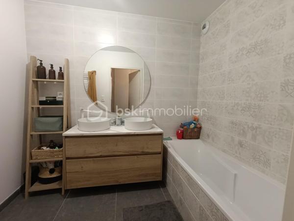 VOIRON – Appartement 86,84 m² – Terrasse 38 m² – Garage avec électricité et cave

À découvrir sans tarder !
Dans une résidence moderne construite en 2022, découvrez ce bel appartement de 86,84 m², situé au 1er étage sur 4 avec ascenseur, à seulement 5 minutes à pied du centre-ville de Voiron.
Le charme et les prestations du neuf, sans les contraintes d'un achat sur plan : vous profitez d'un appartement récent, déjà livré, aménagé et immédiatement habitable.

🏡 L'appartement se compose de :
Une entrée avec placard intégré
Une pièce de vie de 31 m²
Une cuisine équipée
Une grande terrasse de 38 m² avec vue sur les montagnes
De 3 chambres avec parquet : 
Une suite parentale de 12 m² avec placard et salle d'eau privative avec douche et lavabo
Une chambre de 11,50 m² avec placard
Une chambre de 10 m² avec placard
Une salle de bains avec baignoire et double vasque
Un cellier/buanderie
Carrelage dans les autres pièces

⭐ Prestations de qualité :
Résidence récente de 2022
DPE B
Chaudière gaz individuelle
Menuiseries double vitrage
Volets roulants électriques
Fibre optique
Garage fermé avec électricité, un véritable plus pour le stationnement, le rangement ou le bricolage
Cave
Local à vélos sécurisé
Ascenseur
Résidence sécurisée
Parc privatif appartenant à la copropriété et entretenu par la Ville de Voiron
📍 Un emplacement privilégié

Vous profitez d'un environnement résidentiel agréable tout en étant à seulement 5 minutes à pied du centre-ville, de ses commerces et de ses commodités.

Charges de copropriété : environ 93 €/mois
Taxe foncière : environ 2 000 €

Un appartement récent, fonctionnel et parfaitement équipé, offrant de beaux volumes et des prestations recherchées : grande terrasse, suite parentale, nombreux rangements, garage électrifié, cave et parc privatif.

👉 Une belle opportunité à découvrir rapidement !