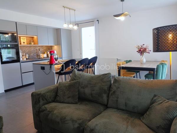 VOIRON – Appartement 86,84 m² – Terrasse 38 m² – Garage avec électricité et cave

À découvrir sans tarder !
Dans une résidence moderne construite en 2022, découvrez ce bel appartement de 86,84 m², situé au 1er étage sur 4 avec ascenseur, à seulement 5 minutes à pied du centre-ville de Voiron.
Le charme et les prestations du neuf, sans les contraintes d'un achat sur plan : vous profitez d'un appartement récent, déjà livré, aménagé et immédiatement habitable.

🏡 L'appartement se compose de :
Une entrée avec placard intégré
Une pièce de vie de 31 m²
Une cuisine équipée
Une grande terrasse de 38 m² avec vue sur les montagnes
De 3 chambres avec parquet : 
Une suite parentale de 12 m² avec placard et salle d'eau privative avec douche et lavabo
Une chambre de 11,50 m² avec placard
Une chambre de 10 m² avec placard
Une salle de bains avec baignoire et double vasque
Un cellier/buanderie
Carrelage dans les autres pièces

⭐ Prestations de qualité :
Résidence récente de 2022
DPE B
Chaudière gaz individuelle
Menuiseries double vitrage
Volets roulants électriques
Fibre optique
Garage fermé avec électricité, un véritable plus pour le stationnement, le rangement ou le bricolage
Cave
Local à vélos sécurisé
Ascenseur
Résidence sécurisée
Parc privatif appartenant à la copropriété et entretenu par la Ville de Voiron
📍 Un emplacement privilégié

Vous profitez d'un environnement résidentiel agréable tout en étant à seulement 5 minutes à pied du centre-ville, de ses commerces et de ses commodités.

Charges de copropriété : environ 93 €/mois
Taxe foncière : environ 2 000 €

Un appartement récent, fonctionnel et parfaitement équipé, offrant de beaux volumes et des prestations recherchées : grande terrasse, suite parentale, nombreux rangements, garage électrifié, cave et parc privatif.

👉 Une belle opportunité à découvrir rapidement !