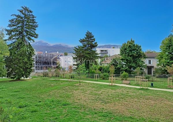 VOIRON – Appartement 86,84 m² – Terrasse 38 m² – Garage avec électricité et cave

À découvrir sans tarder !
Dans une résidence moderne construite en 2022, découvrez ce bel appartement de 86,84 m², situé au 1er étage sur 4 avec ascenseur, à seulement 5 minutes à pied du centre-ville de Voiron.
Le charme et les prestations du neuf, sans les contraintes d'un achat sur plan : vous profitez d'un appartement récent, déjà livré, aménagé et immédiatement habitable.

🏡 L'appartement se compose de :
Une entrée avec placard intégré
Une pièce de vie de 31 m²
Une cuisine équipée
Une grande terrasse de 38 m² avec vue sur les montagnes
De 3 chambres avec parquet : 
Une suite parentale de 12 m² avec placard et salle d'eau privative avec douche et lavabo
Une chambre de 11,50 m² avec placard
Une chambre de 10 m² avec placard
Une salle de bains avec baignoire et double vasque
Un cellier/buanderie
Carrelage dans les autres pièces

⭐ Prestations de qualité :
Résidence récente de 2022
DPE B
Chaudière gaz individuelle
Menuiseries double vitrage
Volets roulants électriques
Fibre optique
Garage fermé avec électricité, un véritable plus pour le stationnement, le rangement ou le bricolage
Cave
Local à vélos sécurisé
Ascenseur
Résidence sécurisée
Parc privatif appartenant à la copropriété et entretenu par la Ville de Voiron
📍 Un emplacement privilégié

Vous profitez d'un environnement résidentiel agréable tout en étant à seulement 5 minutes à pied du centre-ville, de ses commerces et de ses commodités.

Charges de copropriété : environ 93 €/mois
Taxe foncière : environ 2 000 €

Un appartement récent, fonctionnel et parfaitement équipé, offrant de beaux volumes et des prestations recherchées : grande terrasse, suite parentale, nombreux rangements, garage électrifié, cave et parc privatif.

👉 Une belle opportunité à découvrir rapidement !