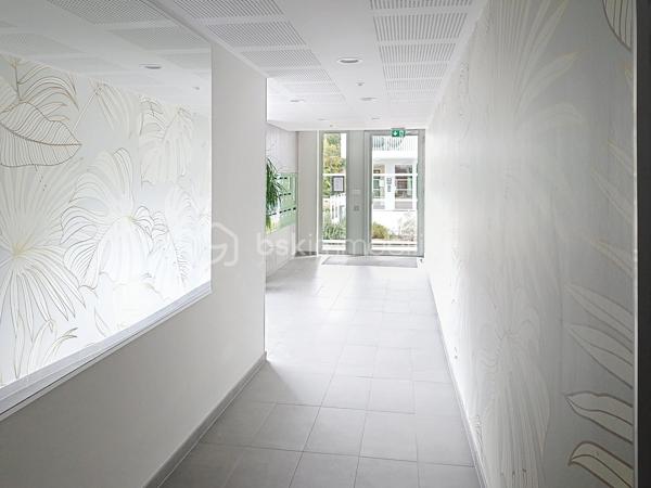 VOIRON – Appartement 86,84 m² – Terrasse 38 m² – Garage avec électricité et cave

À découvrir sans tarder !
Dans une résidence moderne construite en 2022, découvrez ce bel appartement de 86,84 m², situé au 1er étage sur 4 avec ascenseur, à seulement 5 minutes à pied du centre-ville de Voiron.
Le charme et les prestations du neuf, sans les contraintes d'un achat sur plan : vous profitez d'un appartement récent, déjà livré, aménagé et immédiatement habitable.

🏡 L'appartement se compose de :
Une entrée avec placard intégré
Une pièce de vie de 31 m²
Une cuisine équipée
Une grande terrasse de 38 m² avec vue sur les montagnes
De 3 chambres avec parquet : 
Une suite parentale de 12 m² avec placard et salle d'eau privative avec douche et lavabo
Une chambre de 11,50 m² avec placard
Une chambre de 10 m² avec placard
Une salle de bains avec baignoire et double vasque
Un cellier/buanderie
Carrelage dans les autres pièces

⭐ Prestations de qualité :
Résidence récente de 2022
DPE B
Chaudière gaz individuelle
Menuiseries double vitrage
Volets roulants électriques
Fibre optique
Garage fermé avec électricité, un véritable plus pour le stationnement, le rangement ou le bricolage
Cave
Local à vélos sécurisé
Ascenseur
Résidence sécurisée
Parc privatif appartenant à la copropriété et entretenu par la Ville de Voiron
📍 Un emplacement privilégié

Vous profitez d'un environnement résidentiel agréable tout en étant à seulement 5 minutes à pied du centre-ville, de ses commerces et de ses commodités.

Charges de copropriété : environ 93 €/mois
Taxe foncière : environ 2 000 €

Un appartement récent, fonctionnel et parfaitement équipé, offrant de beaux volumes et des prestations recherchées : grande terrasse, suite parentale, nombreux rangements, garage électrifié, cave et parc privatif.

👉 Une belle opportunité à découvrir rapidement !