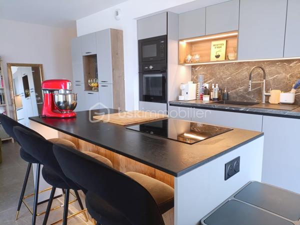 VOIRON – Appartement 86,84 m² – Terrasse 38 m² – Garage avec électricité et cave

À découvrir sans tarder !
Dans une résidence moderne construite en 2022, découvrez ce bel appartement de 86,84 m², situé au 1er étage sur 4 avec ascenseur, à seulement 5 minutes à pied du centre-ville de Voiron.
Le charme et les prestations du neuf, sans les contraintes d'un achat sur plan : vous profitez d'un appartement récent, déjà livré, aménagé et immédiatement habitable.

🏡 L'appartement se compose de :
Une entrée avec placard intégré
Une pièce de vie de 31 m²
Une cuisine équipée
Une grande terrasse de 38 m² avec vue sur les montagnes
De 3 chambres avec parquet : 
Une suite parentale de 12 m² avec placard et salle d'eau privative avec douche et lavabo
Une chambre de 11,50 m² avec placard
Une chambre de 10 m² avec placard
Une salle de bains avec baignoire et double vasque
Un cellier/buanderie
Carrelage dans les autres pièces

⭐ Prestations de qualité :
Résidence récente de 2022
DPE B
Chaudière gaz individuelle
Menuiseries double vitrage
Volets roulants électriques
Fibre optique
Garage fermé avec électricité, un véritable plus pour le stationnement, le rangement ou le bricolage
Cave
Local à vélos sécurisé
Ascenseur
Résidence sécurisée
Parc privatif appartenant à la copropriété et entretenu par la Ville de Voiron
📍 Un emplacement privilégié

Vous profitez d'un environnement résidentiel agréable tout en étant à seulement 5 minutes à pied du centre-ville, de ses commerces et de ses commodités.

Charges de copropriété : environ 93 €/mois
Taxe foncière : environ 2 000 €

Un appartement récent, fonctionnel et parfaitement équipé, offrant de beaux volumes et des prestations recherchées : grande terrasse, suite parentale, nombreux rangements, garage électrifié, cave et parc privatif.

👉 Une belle opportunité à découvrir rapidement !