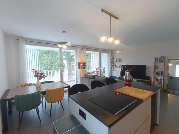 VOIRON – Appartement 86,84 m² – Terrasse 38 m² – Garage avec électricité et cave

À découvrir sans tarder !
Dans une résidence moderne construite en 2022, découvrez ce bel appartement de 86,84 m², situé au 1er étage sur 4 avec ascenseur, à seulement 5 minutes à pied du centre-ville de Voiron.
Le charme et les prestations du neuf, sans les contraintes d'un achat sur plan : vous profitez d'un appartement récent, déjà livré, aménagé et immédiatement habitable.

🏡 L'appartement se compose de :
Une entrée avec placard intégré
Une pièce de vie de 31 m²
Une cuisine équipée
Une grande terrasse de 38 m² avec vue sur les montagnes
De 3 chambres avec parquet : 
Une suite parentale de 12 m² avec placard et salle d'eau privative avec douche et lavabo
Une chambre de 11,50 m² avec placard
Une chambre de 10 m² avec placard
Une salle de bains avec baignoire et double vasque
Un cellier/buanderie
Carrelage dans les autres pièces

⭐ Prestations de qualité :
Résidence récente de 2022
DPE B
Chaudière gaz individuelle
Menuiseries double vitrage
Volets roulants électriques
Fibre optique
Garage fermé avec électricité, un véritable plus pour le stationnement, le rangement ou le bricolage
Cave
Local à vélos sécurisé
Ascenseur
Résidence sécurisée
Parc privatif appartenant à la copropriété et entretenu par la Ville de Voiron
📍 Un emplacement privilégié

Vous profitez d'un environnement résidentiel agréable tout en étant à seulement 5 minutes à pied du centre-ville, de ses commerces et de ses commodités.

Charges de copropriété : environ 93 €/mois
Taxe foncière : environ 2 000 €

Un appartement récent, fonctionnel et parfaitement équipé, offrant de beaux volumes et des prestations recherchées : grande terrasse, suite parentale, nombreux rangements, garage électrifié, cave et parc privatif.

👉 Une belle opportunité à découvrir rapidement !