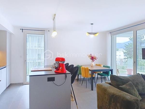 VOIRON – Appartement 86,84 m² – Terrasse 38 m² – Garage avec électricité et cave

À découvrir sans tarder !
Dans une résidence moderne construite en 2022, découvrez ce bel appartement de 86,84 m², situé au 1er étage sur 4 avec ascenseur, à seulement 5 minutes à pied du centre-ville de Voiron.
Le charme et les prestations du neuf, sans les contraintes d'un achat sur plan : vous profitez d'un appartement récent, déjà livré, aménagé et immédiatement habitable.

🏡 L'appartement se compose de :
Une entrée avec placard intégré
Une pièce de vie de 31 m²
Une cuisine équipée
Une grande terrasse de 38 m² avec vue sur les montagnes
De 3 chambres avec parquet : 
Une suite parentale de 12 m² avec placard et salle d'eau privative avec douche et lavabo
Une chambre de 11,50 m² avec placard
Une chambre de 10 m² avec placard
Une salle de bains avec baignoire et double vasque
Un cellier/buanderie
Carrelage dans les autres pièces

⭐ Prestations de qualité :
Résidence récente de 2022
DPE B
Chaudière gaz individuelle
Menuiseries double vitrage
Volets roulants électriques
Fibre optique
Garage fermé avec électricité, un véritable plus pour le stationnement, le rangement ou le bricolage
Cave
Local à vélos sécurisé
Ascenseur
Résidence sécurisée
Parc privatif appartenant à la copropriété et entretenu par la Ville de Voiron
📍 Un emplacement privilégié

Vous profitez d'un environnement résidentiel agréable tout en étant à seulement 5 minutes à pied du centre-ville, de ses commerces et de ses commodités.

Charges de copropriété : environ 93 €/mois
Taxe foncière : environ 2 000 €

Un appartement récent, fonctionnel et parfaitement équipé, offrant de beaux volumes et des prestations recherchées : grande terrasse, suite parentale, nombreux rangements, garage électrifié, cave et parc privatif.

👉 Une belle opportunité à découvrir rapidement !