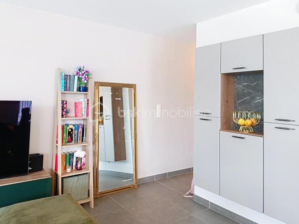 VOIRON – Appartement 86,84 m² – Terrasse 38 m² – Garage avec électricité et cave

À découvrir sans tarder !
Dans une résidence moderne construite en 2022, découvrez ce bel appartement de 86,84 m², situé au 1er étage sur 4 avec ascenseur, à seulement 5 minutes à pied du centre-ville de Voiron.
Le charme et les prestations du neuf, sans les contraintes d'un achat sur plan : vous profitez d'un appartement récent, déjà livré, aménagé et immédiatement habitable.

🏡 L'appartement se compose de :
Une entrée avec placard intégré
Une pièce de vie de 31 m²
Une cuisine équipée
Une grande terrasse de 38 m² avec vue sur les montagnes
De 3 chambres avec parquet : 
Une suite parentale de 12 m² avec placard et salle d'eau privative avec douche et lavabo
Une chambre de 11,50 m² avec placard
Une chambre de 10 m² avec placard
Une salle de bains avec baignoire et double vasque
Un cellier/buanderie
Carrelage dans les autres pièces

⭐ Prestations de qualité :
Résidence récente de 2022
DPE B
Chaudière gaz individuelle
Menuiseries double vitrage
Volets roulants électriques
Fibre optique
Garage fermé avec électricité, un véritable plus pour le stationnement, le rangement ou le bricolage
Cave
Local à vélos sécurisé
Ascenseur
Résidence sécurisée
Parc privatif appartenant à la copropriété et entretenu par la Ville de Voiron
📍 Un emplacement privilégié

Vous profitez d'un environnement résidentiel agréable tout en étant à seulement 5 minutes à pied du centre-ville, de ses commerces et de ses commodités.

Charges de copropriété : environ 93 €/mois
Taxe foncière : environ 2 000 €

Un appartement récent, fonctionnel et parfaitement équipé, offrant de beaux volumes et des prestations recherchées : grande terrasse, suite parentale, nombreux rangements, garage électrifié, cave et parc privatif.

👉 Une belle opportunité à découvrir rapidement !