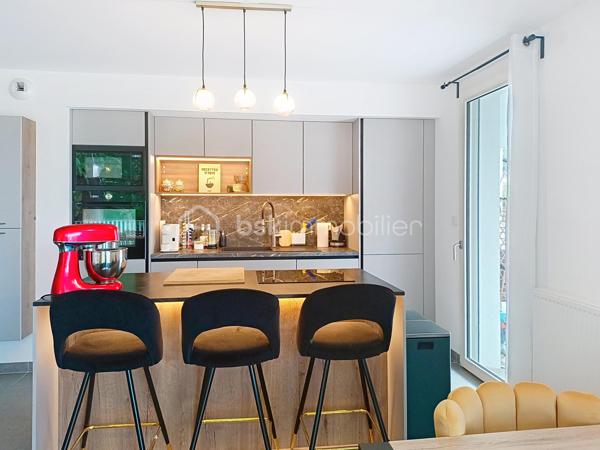 VOIRON – Appartement 86,84 m² – Terrasse 38 m² – Garage avec électricité et cave

À découvrir sans tarder !
Dans une résidence moderne construite en 2022, découvrez ce bel appartement de 86,84 m², situé au 1er étage sur 4 avec ascenseur, à seulement 5 minutes à pied du centre-ville de Voiron.
Le charme et les prestations du neuf, sans les contraintes d'un achat sur plan : vous profitez d'un appartement récent, déjà livré, aménagé et immédiatement habitable.

🏡 L'appartement se compose de :
Une entrée avec placard intégré
Une pièce de vie de 31 m²
Une cuisine équipée
Une grande terrasse de 38 m² avec vue sur les montagnes
De 3 chambres avec parquet : 
Une suite parentale de 12 m² avec placard et salle d'eau privative avec douche et lavabo
Une chambre de 11,50 m² avec placard
Une chambre de 10 m² avec placard
Une salle de bains avec baignoire et double vasque
Un cellier/buanderie
Carrelage dans les autres pièces

⭐ Prestations de qualité :
Résidence récente de 2022
DPE B
Chaudière gaz individuelle
Menuiseries double vitrage
Volets roulants électriques
Fibre optique
Garage fermé avec électricité, un véritable plus pour le stationnement, le rangement ou le bricolage
Cave
Local à vélos sécurisé
Ascenseur
Résidence sécurisée
Parc privatif appartenant à la copropriété et entretenu par la Ville de Voiron
📍 Un emplacement privilégié

Vous profitez d'un environnement résidentiel agréable tout en étant à seulement 5 minutes à pied du centre-ville, de ses commerces et de ses commodités.

Charges de copropriété : environ 93 €/mois
Taxe foncière : environ 2 000 €

Un appartement récent, fonctionnel et parfaitement équipé, offrant de beaux volumes et des prestations recherchées : grande terrasse, suite parentale, nombreux rangements, garage électrifié, cave et parc privatif.

👉 Une belle opportunité à découvrir rapidement !