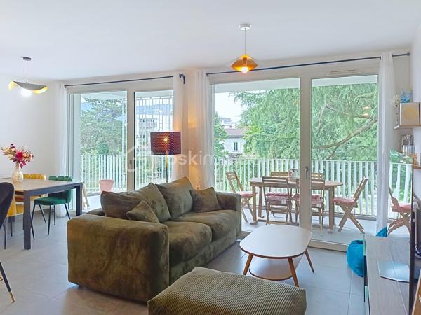VOIRON – Appartement 86,84 m² – Terrasse 38 m² – Garage avec électricité et cave

À découvrir sans tarder !
Dans une résidence moderne construite en 2022, découvrez ce bel appartement de 86,84 m², situé au 1er étage sur 4 avec ascenseur, à seulement 5 minutes à pied du centre-ville de Voiron.
Le charme et les prestations du neuf, sans les contraintes d'un achat sur plan : vous profitez d'un appartement récent, déjà livré, aménagé et immédiatement habitable.

🏡 L'appartement se compose de :
Une entrée avec placard intégré
Une pièce de vie de 31 m²
Une cuisine équipée
Une grande terrasse de 38 m² avec vue sur les montagnes
De 3 chambres avec parquet : 
Une suite parentale de 12 m² avec placard et salle d'eau privative avec douche et lavabo
Une chambre de 11,50 m² avec placard
Une chambre de 10 m² avec placard
Une salle de bains avec baignoire et double vasque
Un cellier/buanderie
Carrelage dans les autres pièces

⭐ Prestations de qualité :
Résidence récente de 2022
DPE B
Chaudière gaz individuelle
Menuiseries double vitrage
Volets roulants électriques
Fibre optique
Garage fermé avec électricité, un véritable plus pour le stationnement, le rangement ou le bricolage
Cave
Local à vélos sécurisé
Ascenseur
Résidence sécurisée
Parc privatif appartenant à la copropriété et entretenu par la Ville de Voiron
📍 Un emplacement privilégié

Vous profitez d'un environnement résidentiel agréable tout en étant à seulement 5 minutes à pied du centre-ville, de ses commerces et de ses commodités.

Charges de copropriété : environ 93 €/mois
Taxe foncière : environ 2 000 €

Un appartement récent, fonctionnel et parfaitement équipé, offrant de beaux volumes et des prestations recherchées : grande terrasse, suite parentale, nombreux rangements, garage électrifié, cave et parc privatif.

👉 Une belle opportunité à découvrir rapidement !
