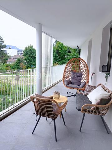 VOIRON – Appartement 86,84 m² – Terrasse 38 m² – Garage avec électricité et cave

À découvrir sans tarder !
Dans une résidence moderne construite en 2022, découvrez ce bel appartement de 86,84 m², situé au 1er étage sur 4 avec ascenseur, à seulement 5 minutes à pied du centre-ville de Voiron.
Le charme et les prestations du neuf, sans les contraintes d'un achat sur plan : vous profitez d'un appartement récent, déjà livré, aménagé et immédiatement habitable.

🏡 L'appartement se compose de :
Une entrée avec placard intégré
Une pièce de vie de 31 m²
Une cuisine équipée
Une grande terrasse de 38 m² avec vue sur les montagnes
De 3 chambres avec parquet : 
Une suite parentale de 12 m² avec placard et salle d'eau privative avec douche et lavabo
Une chambre de 11,50 m² avec placard
Une chambre de 10 m² avec placard
Une salle de bains avec baignoire et double vasque
Un cellier/buanderie
Carrelage dans les autres pièces

⭐ Prestations de qualité :
Résidence récente de 2022
DPE B
Chaudière gaz individuelle
Menuiseries double vitrage
Volets roulants électriques
Fibre optique
Garage fermé avec électricité, un véritable plus pour le stationnement, le rangement ou le bricolage
Cave
Local à vélos sécurisé
Ascenseur
Résidence sécurisée
Parc privatif appartenant à la copropriété et entretenu par la Ville de Voiron
📍 Un emplacement privilégié

Vous profitez d'un environnement résidentiel agréable tout en étant à seulement 5 minutes à pied du centre-ville, de ses commerces et de ses commodités.

Charges de copropriété : environ 93 €/mois
Taxe foncière : environ 2 000 €

Un appartement récent, fonctionnel et parfaitement équipé, offrant de beaux volumes et des prestations recherchées : grande terrasse, suite parentale, nombreux rangements, garage électrifié, cave et parc privatif.

👉 Une belle opportunité à découvrir rapidement !