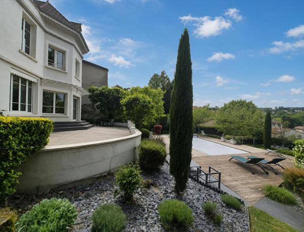 Saint Etienne maison de Maître de 275 m²  5 chambres, avec piscine, dépendance et carport sur 1900m² de terrain