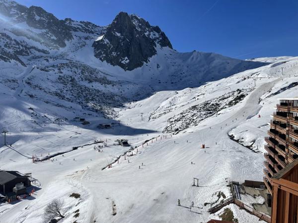 Appartement à vendre 2 pièces LA MONGIE (65) avec un balcon, 2 celliers, 2 casiers à ski, et un Parking extérieur.