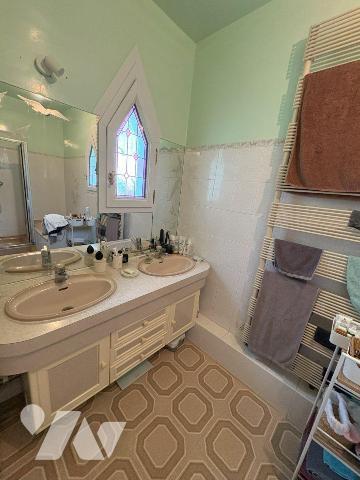 Joli appartement entièrement rénové situé au 1 ème étage d'une résidence calme et à proximité i...