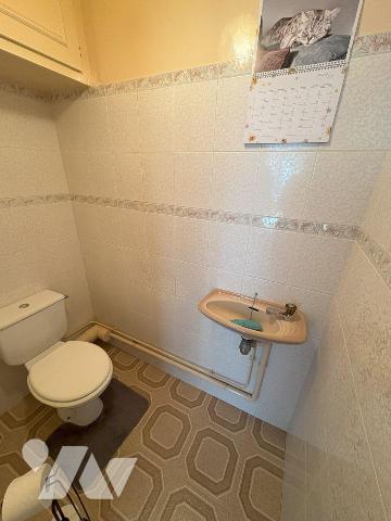 Joli appartement entièrement rénové situé au 1 ème étage d'une résidence calme et à proximité i...