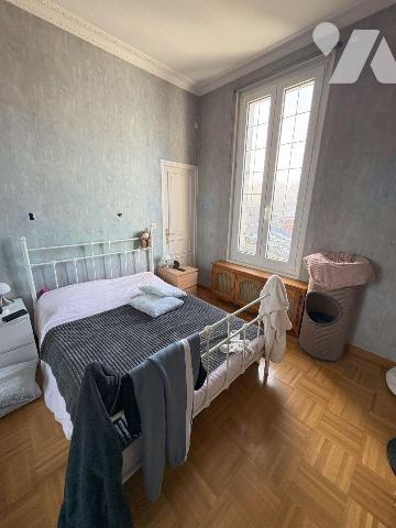 Joli appartement entièrement rénové situé au 1 ème étage d'une résidence calme et à proximité i...