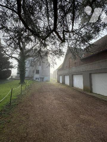 Joli appartement entièrement rénové situé au 1 ème étage d'une résidence calme et à proximité i...
