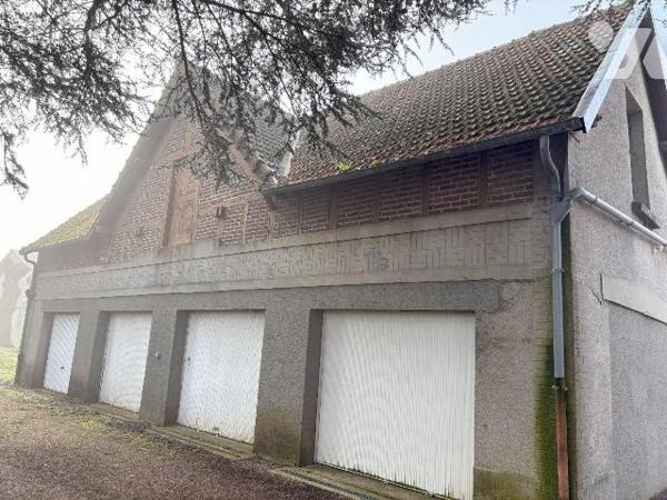 Joli appartement entièrement rénové situé au 1 ème étage d'une résidence calme et à proximité i...