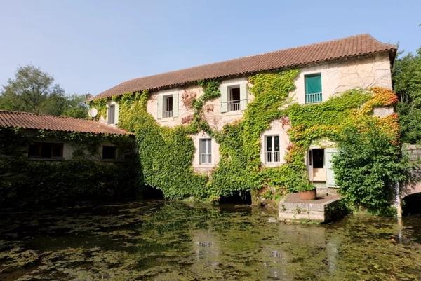 Moulin à eau du XVIe siècle à proximité de villages prospères