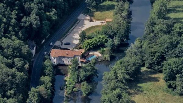 Moulin à eau du XVIe siècle à proximité de villages prospères
